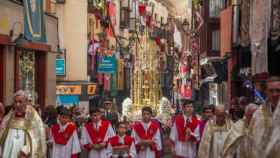 Imagen de la Custodia de Arfe procesionando por Toledo. Foto: Óscar Huertas