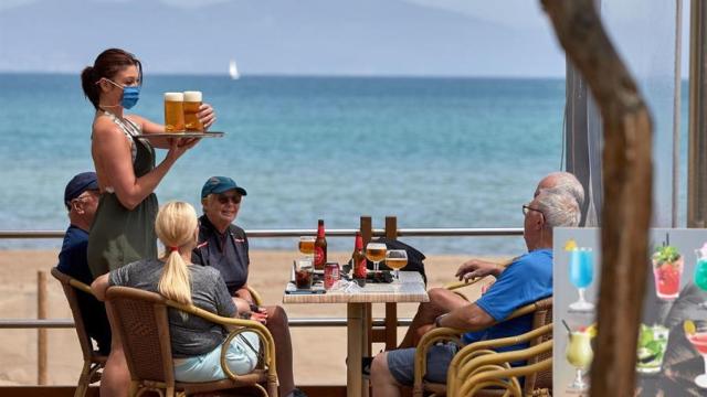 Un grupo de personas en una terraza de Gerona.