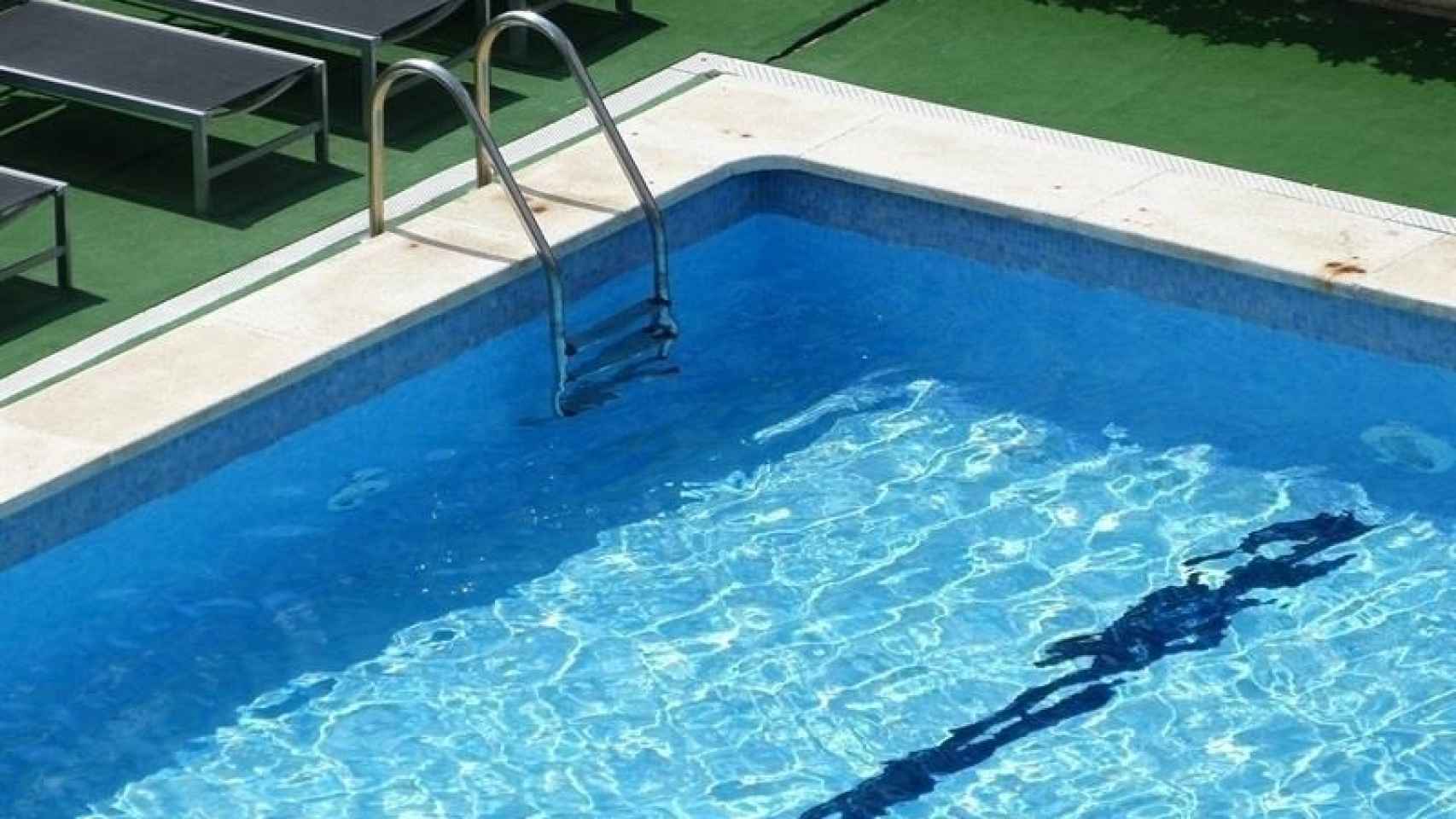 Estrictas medidas de seguridad en las piscinas para evitar contagios.