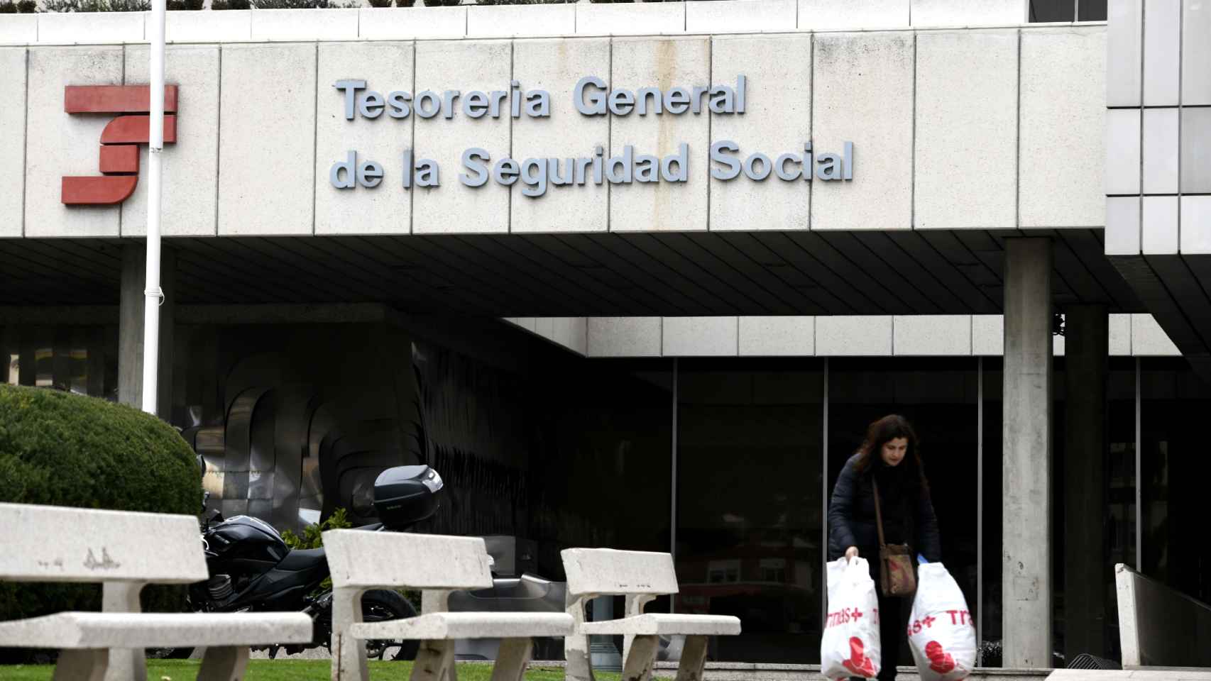 Una persona pasa por la entrada de la sede de la Tesorería General de la Seguridad Social, en Madrid .