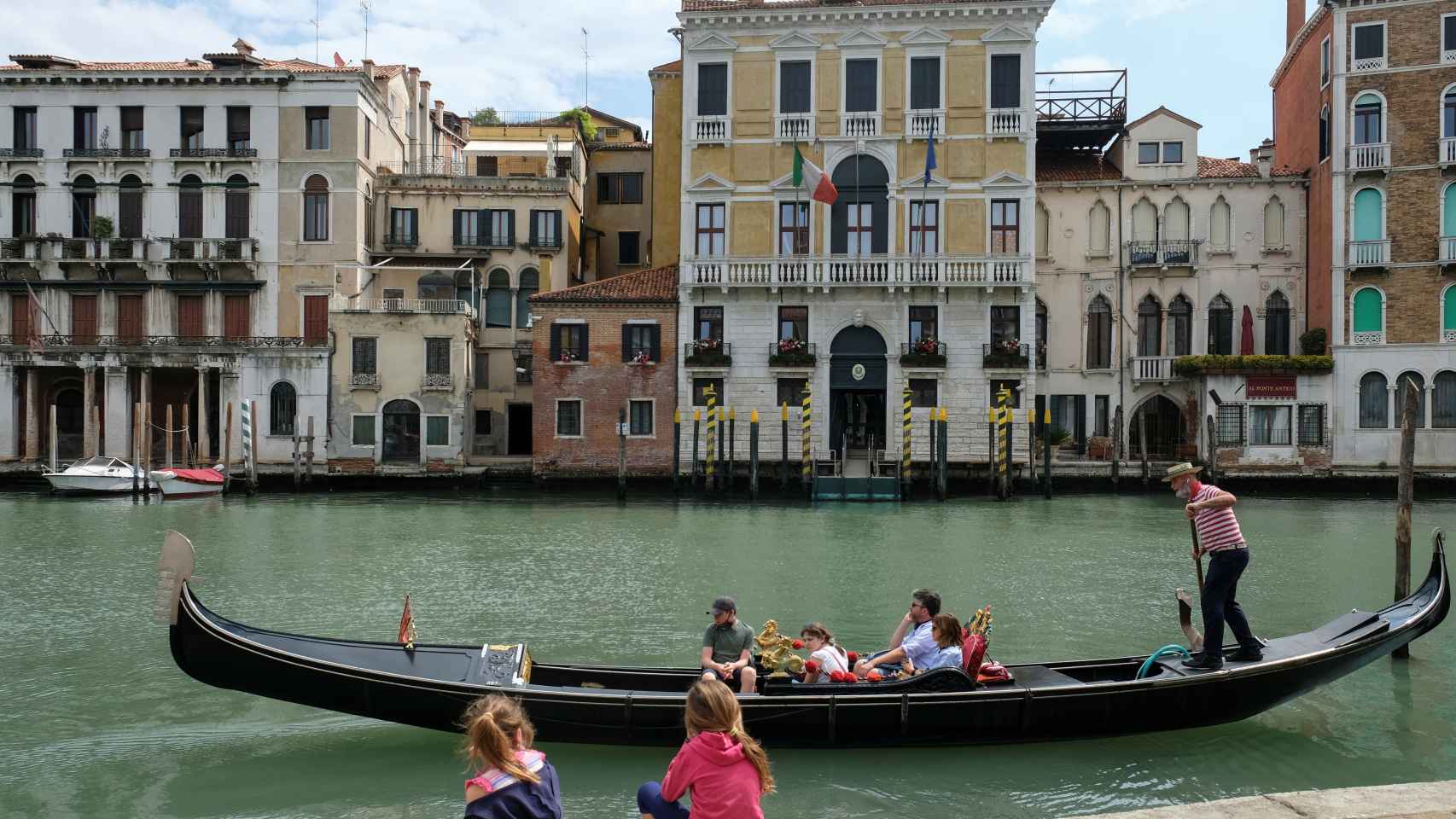 Las góndolas vuelven a las aguas de Venecia, aún sin turistas.