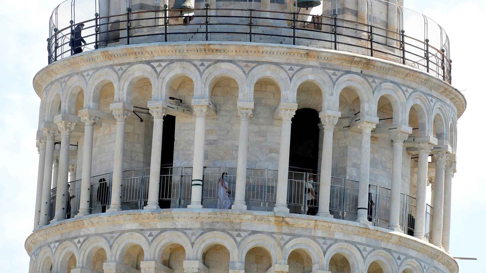 Primeros visitantes en la Torre de Pisa tras su reapertura.