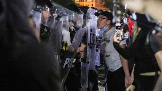 Los manifestantes se enfrentan a los oficiales de la división uniformados del Servicio Secreto de los Estados Unidos en Washington.