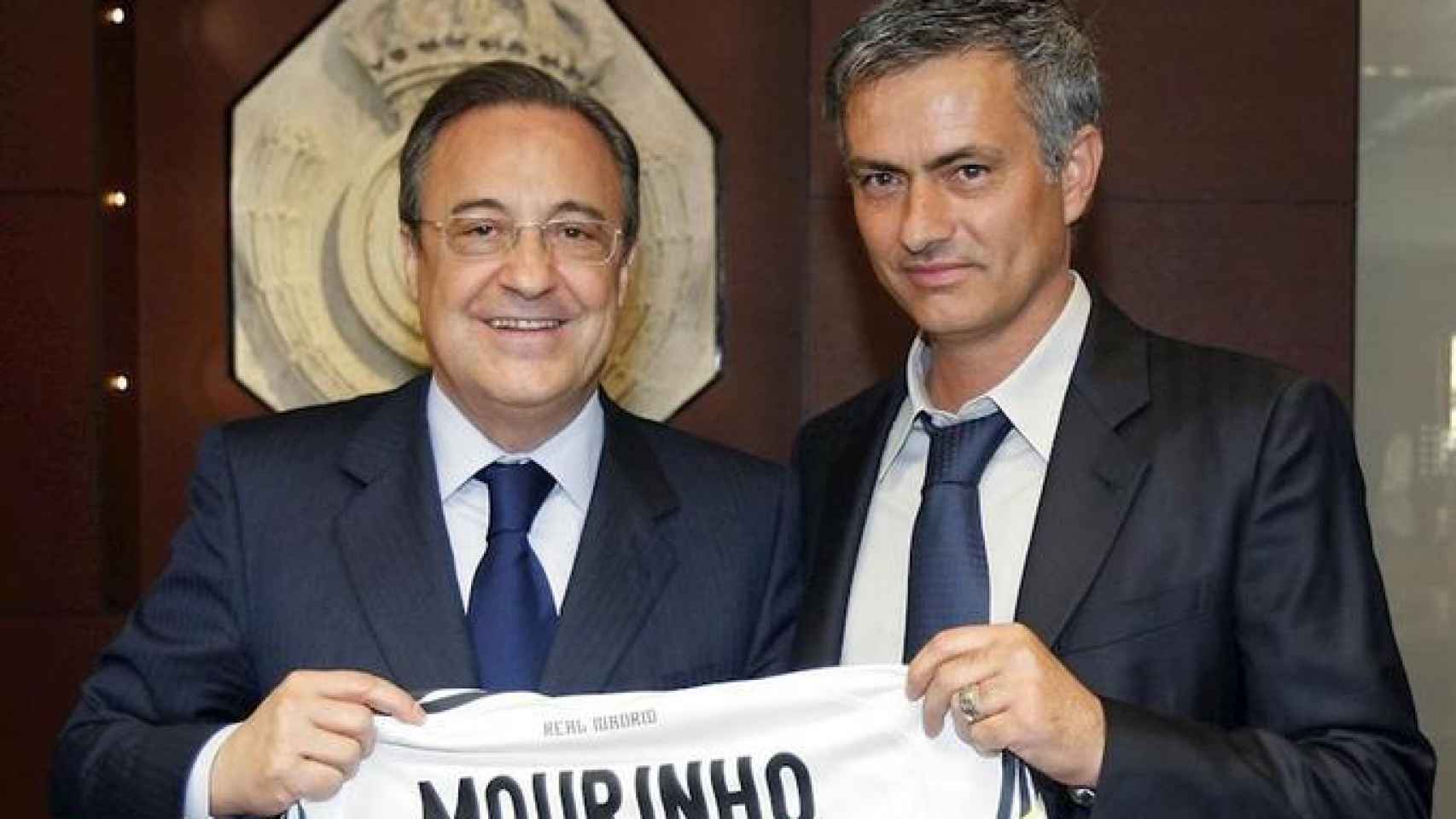 Florentino Pérez y José Mourinho en la presentación del portugués como entrenador del Real Madrid (Mayo, 2010)