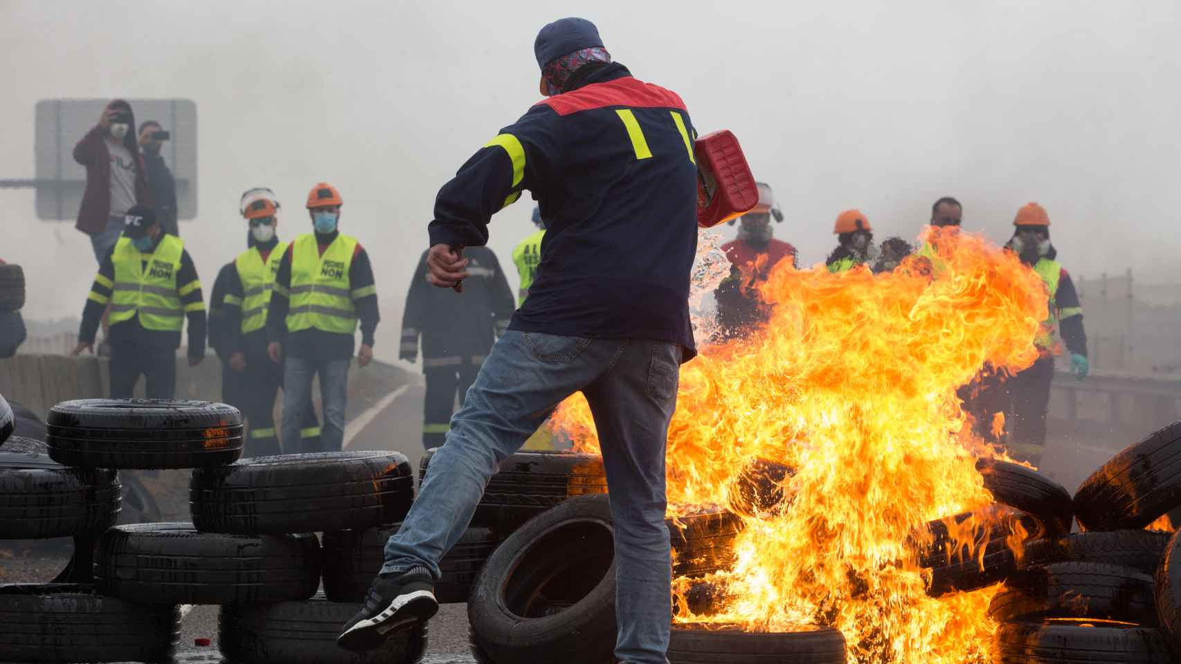 Participantes en la manifestación del comité de empresa de Alcoa queman neumáticos, en Ribadeo.