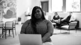 Mujer de color usando un ordenador.