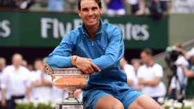 Rafa Nadal con el trofeo de Roland Garros