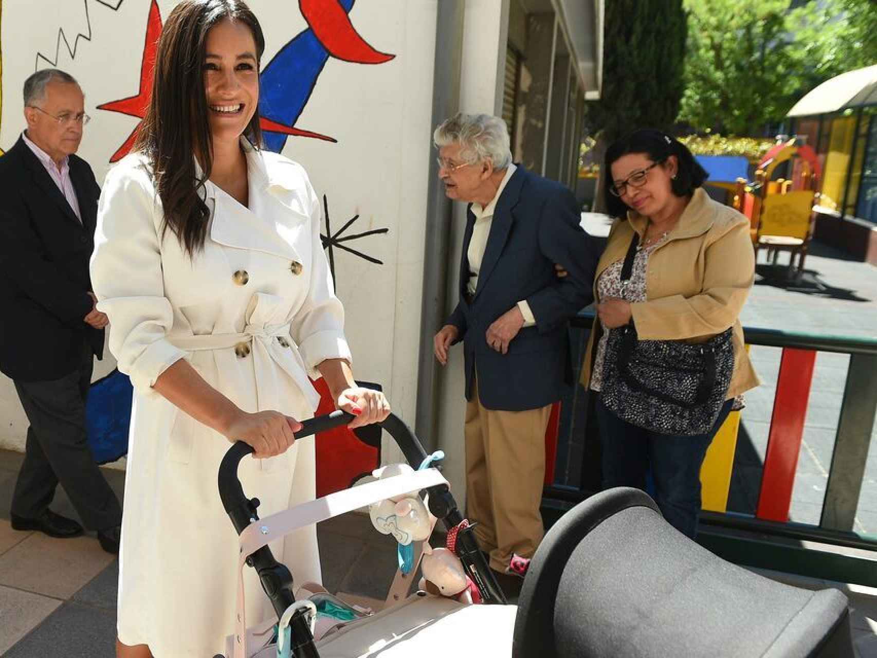 Begoña Villacís a su llegada al colegio Asunción Rubio, donde votó junto a su pequeña Inés.
