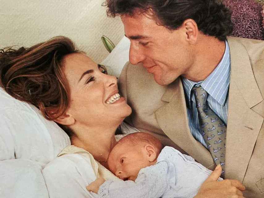 Ana Obregón y Alessandro Lequio junto a Álex, su hijo recién nacido.