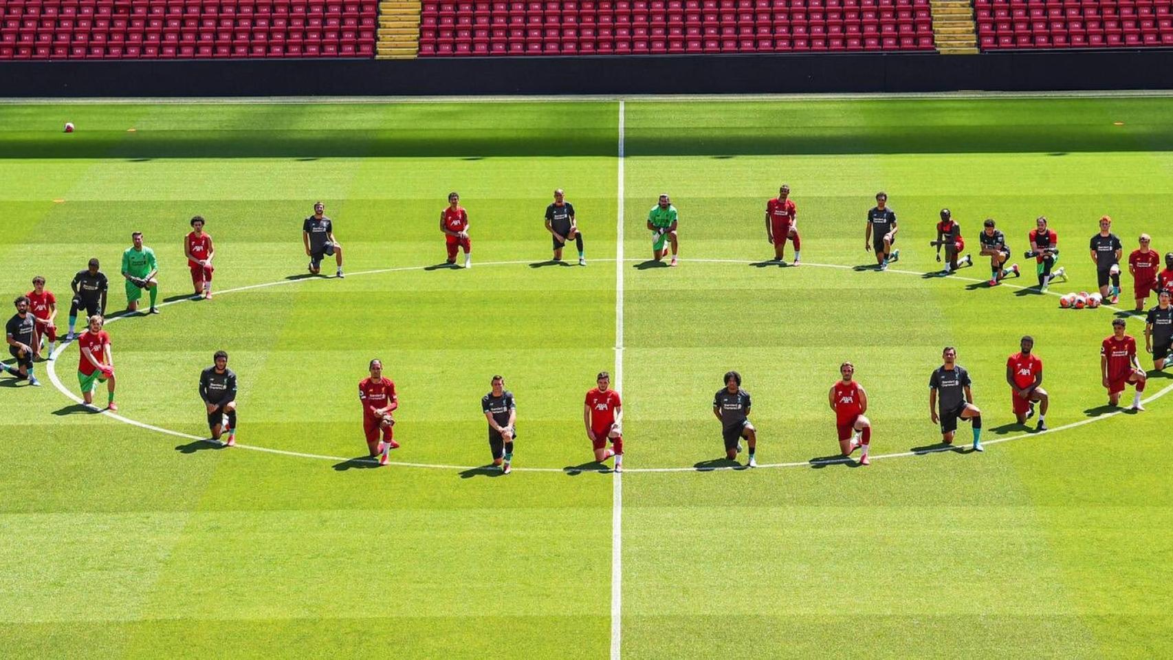 Los jugadores del Liverpool se arrodillan en Anfield en protesta por la muerte de George Floyd