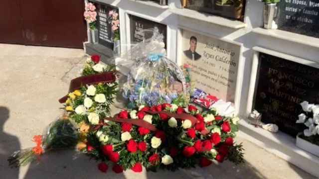 El homenaje a José Antonio Reyes en el cementerio un año después de su muerte