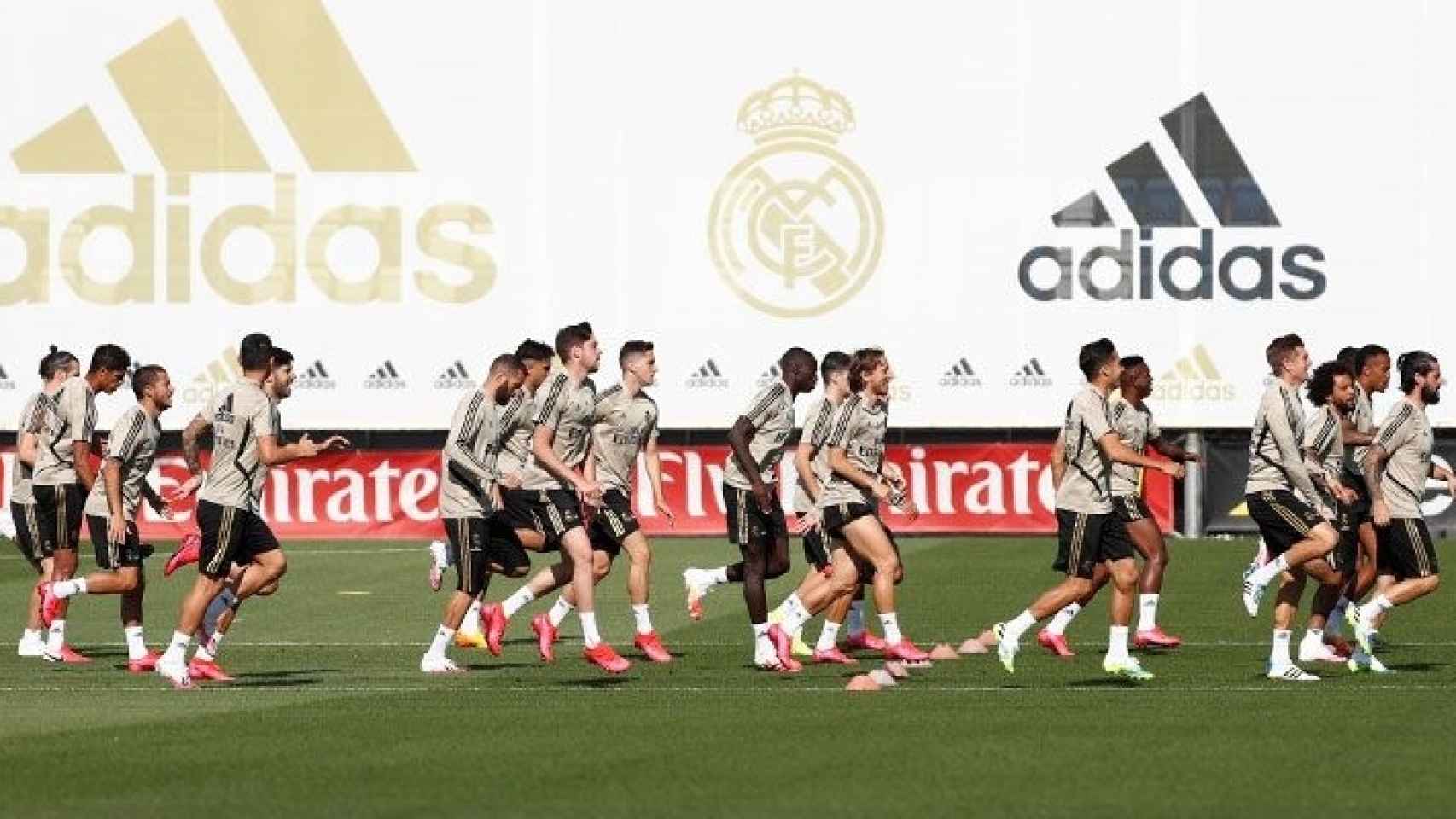 Los jugadores del Real Madrid en el primer entrenamiento con todo el grupo este lunes