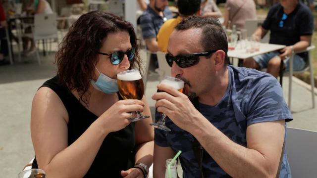 Madrileños disfrutando de la Fase 1 de la desescalada en una terraza de la capital.