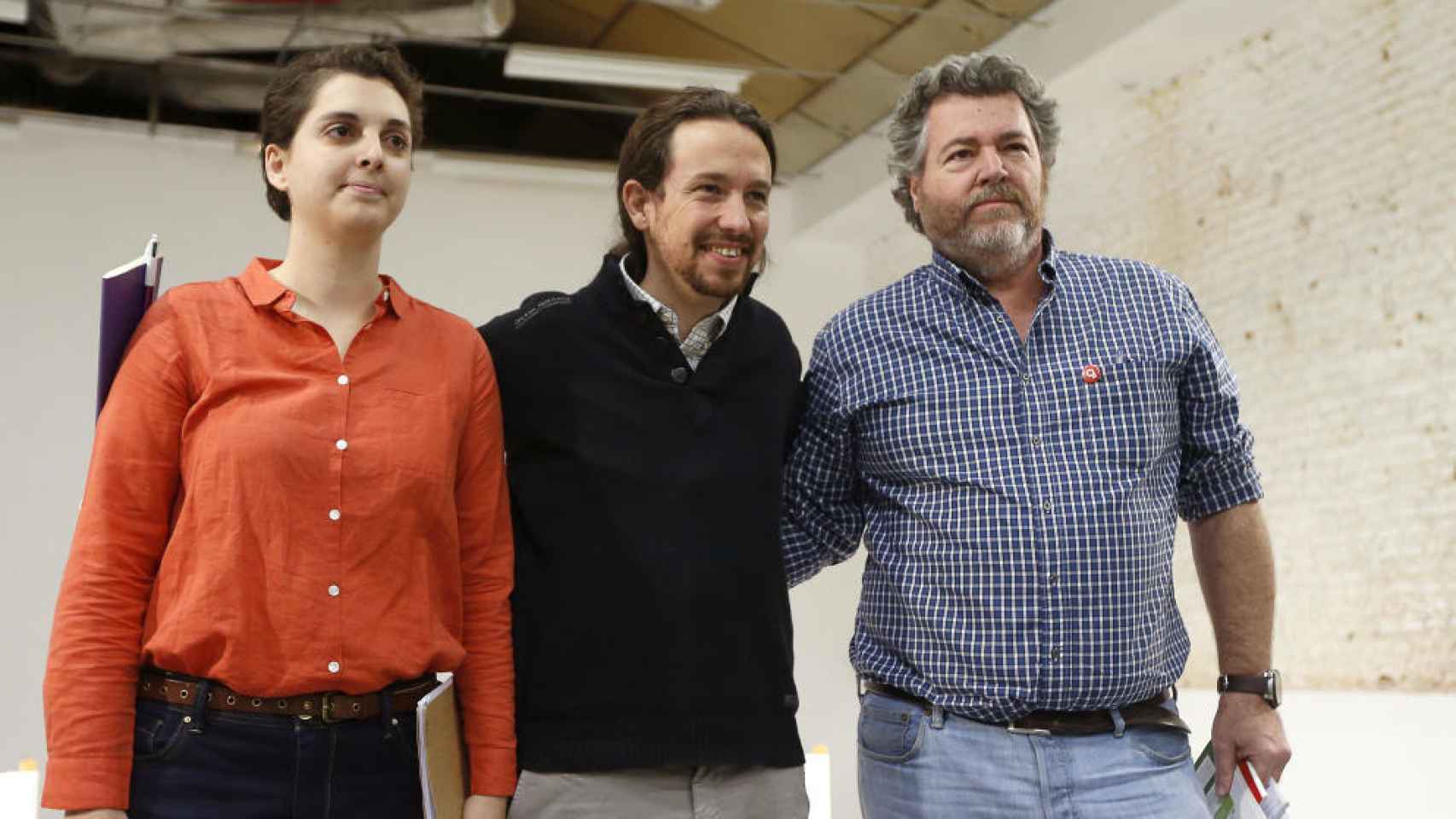 Marta Victoria Pérez, Pablo Iglesias y Juantxo López de Uralde, en la presentación del programa energético de Podemos.