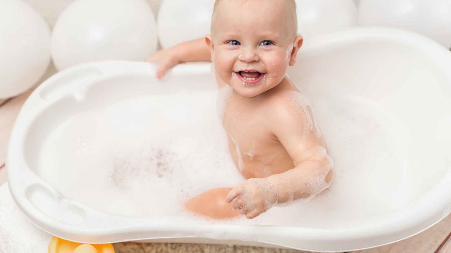 Un bebé disfrutando de un baño