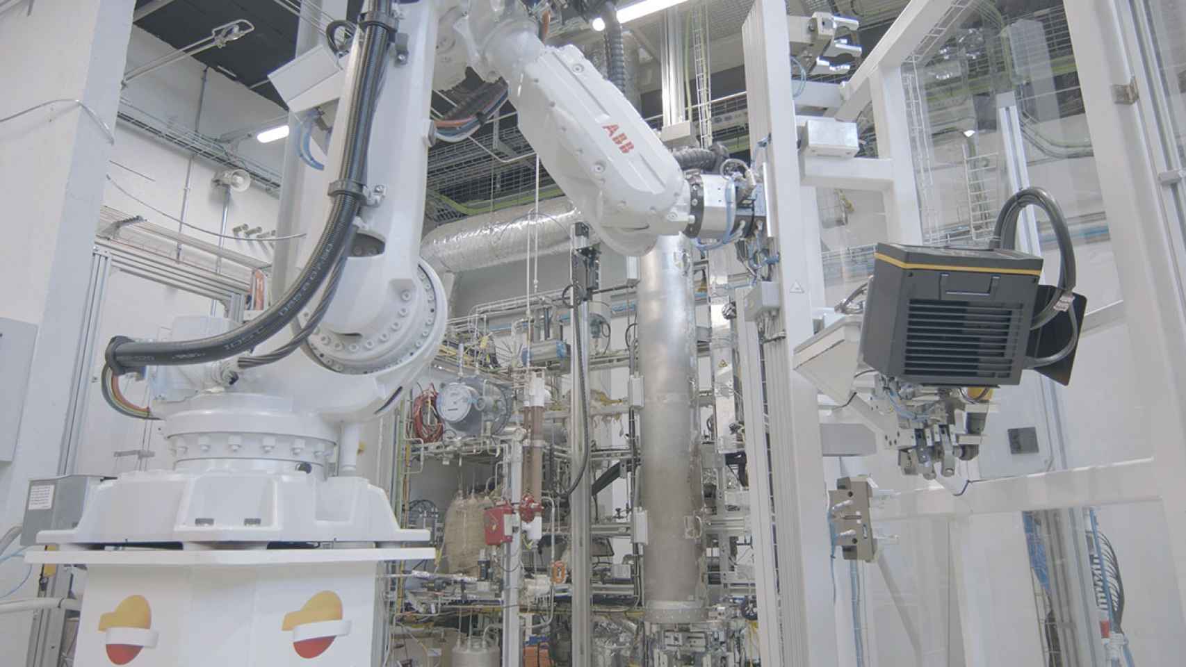 Este robot logístico de Repsol realiza el reparto diario de muestras y equipos en su Tech Lab