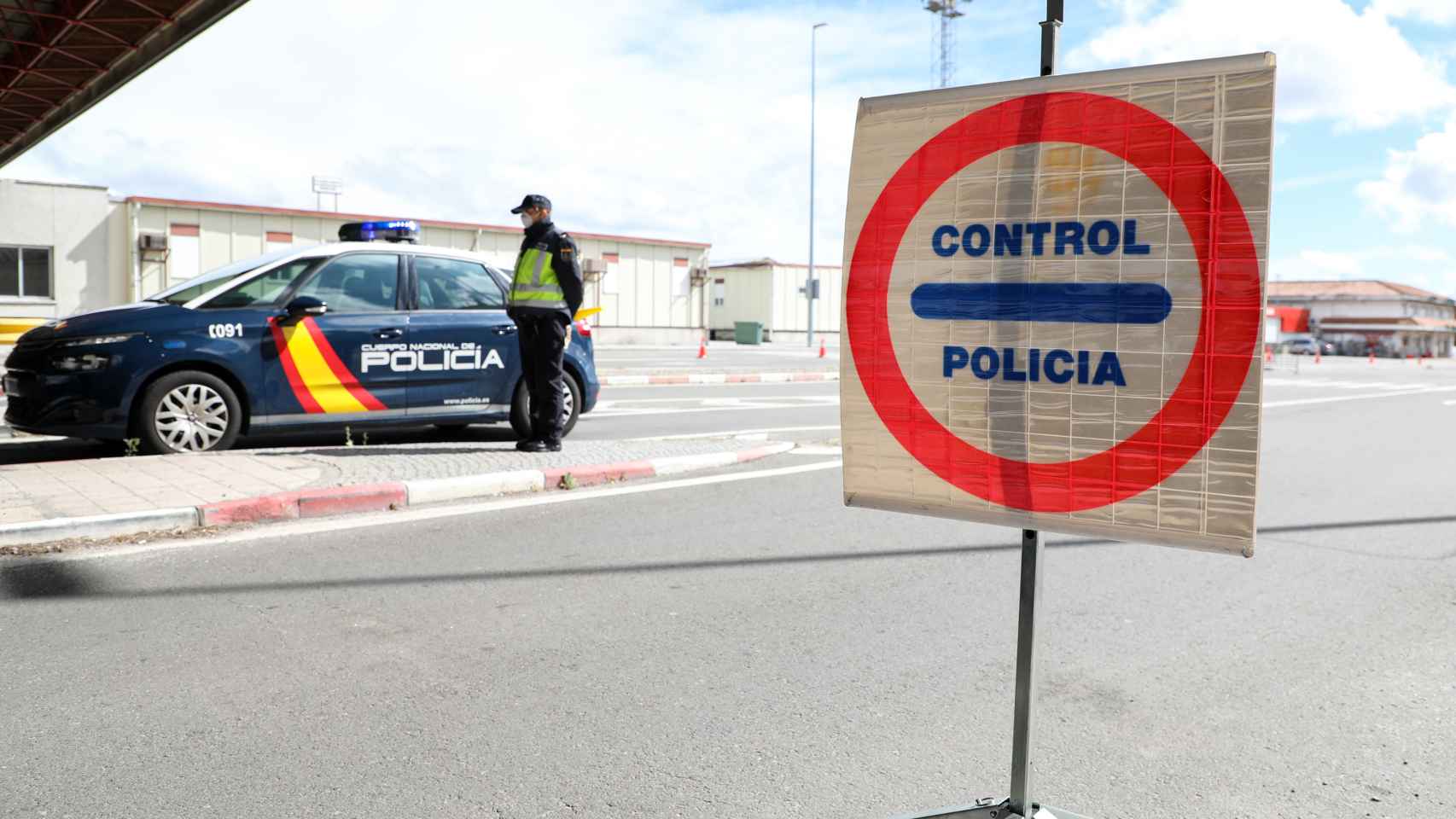 Efectivos de la de la Policía Nacional realizan controles en el puesto fronterizo con Portugal en Fuentes de Oñoro (Salamanca).