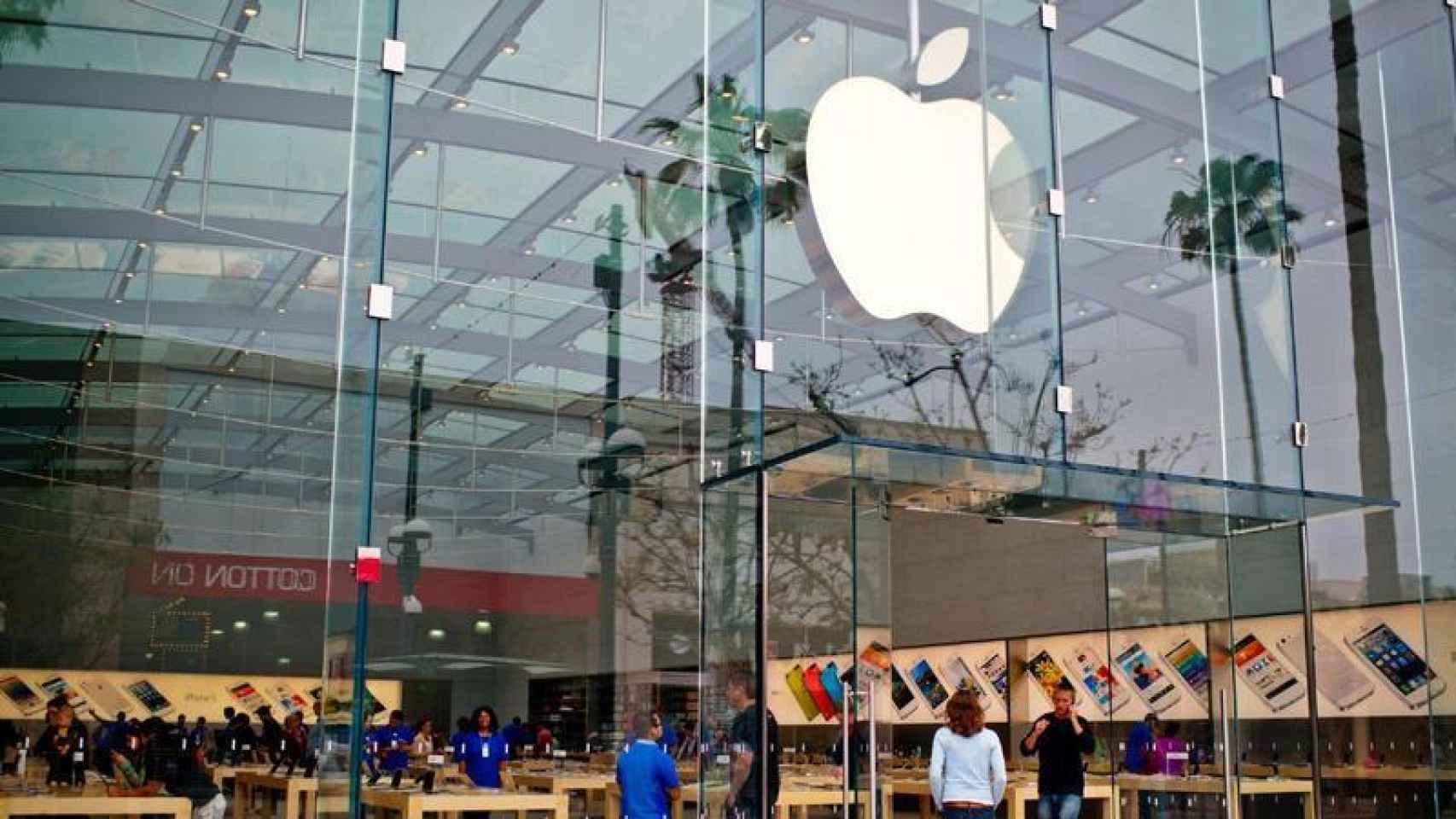 El logotipo de Apple en una de sus tiendas exclusivas.