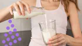Una mujer echando leche a un vaso.
