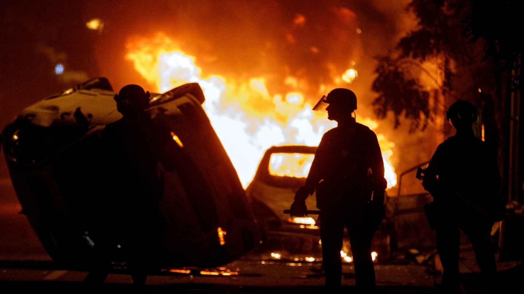 Un coche en llamas durante los altercados por la muerte de George Floyd en Washington