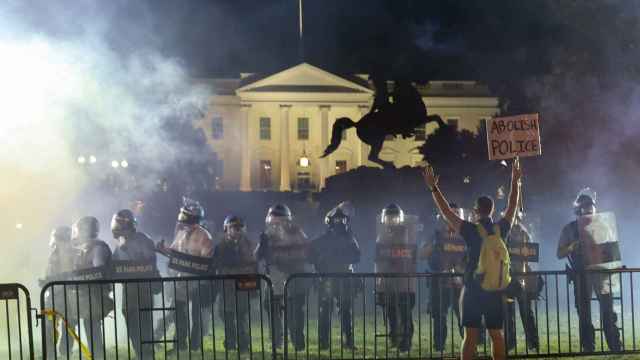 Atidisturbios controlando a los manifestantes cerca de la Casa Blanca en Washington.