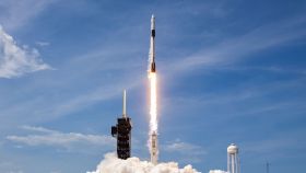 Falcon 9 y Crew Dragon despegando en la misión Demo-2
