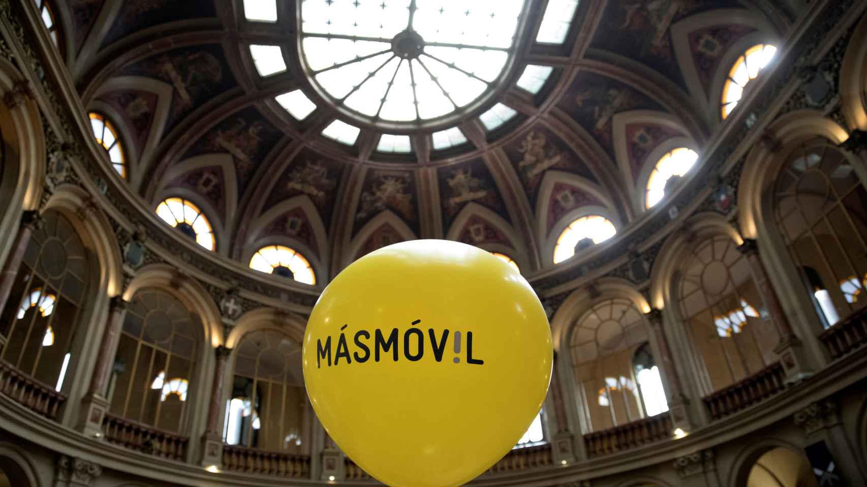Imagen de un globo rotulado con el logotipo de MásMóvil en la Bolsa de Madrid.