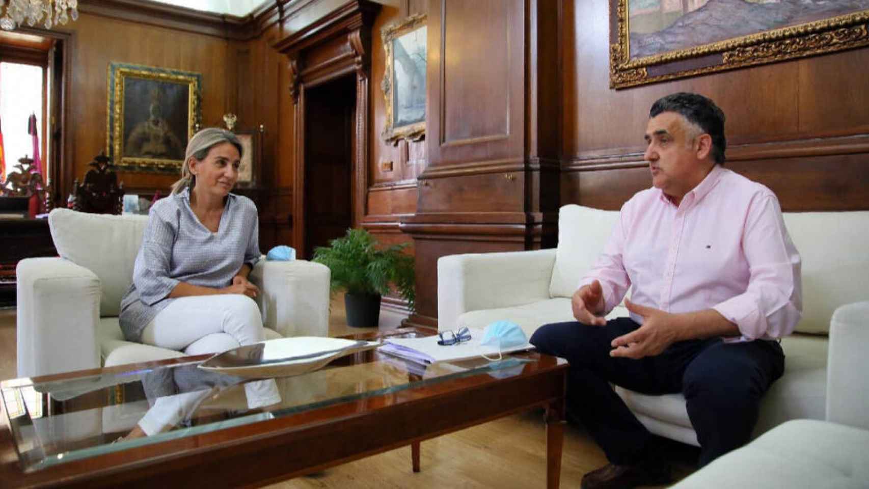 La alcaldesa de Toledo, Milagros Tolón, se reúne con el presidente del Colegio de Enfermería, Roberto Martín. Foto: Ayuntamiento de Toledo