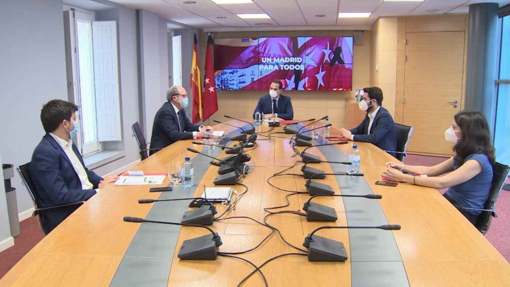 Ignacio Aguado con los portavoces de PSOE, Más Madrid, Cs y Unidas Podemos en la Asamblea de Madrid. Foto: Europa Press