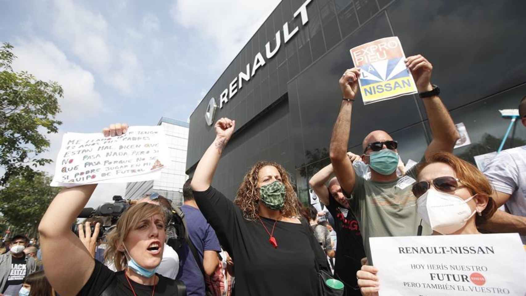Cientos de personas protestan en un concesionario de Renault por el cierre de Nissan Barcelona