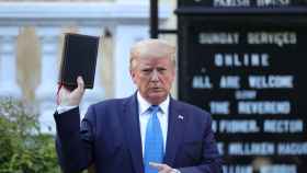 Donald Trump sostiene una Biblia ante las cámaras en Washington en plenos disturbios en la ciudad.