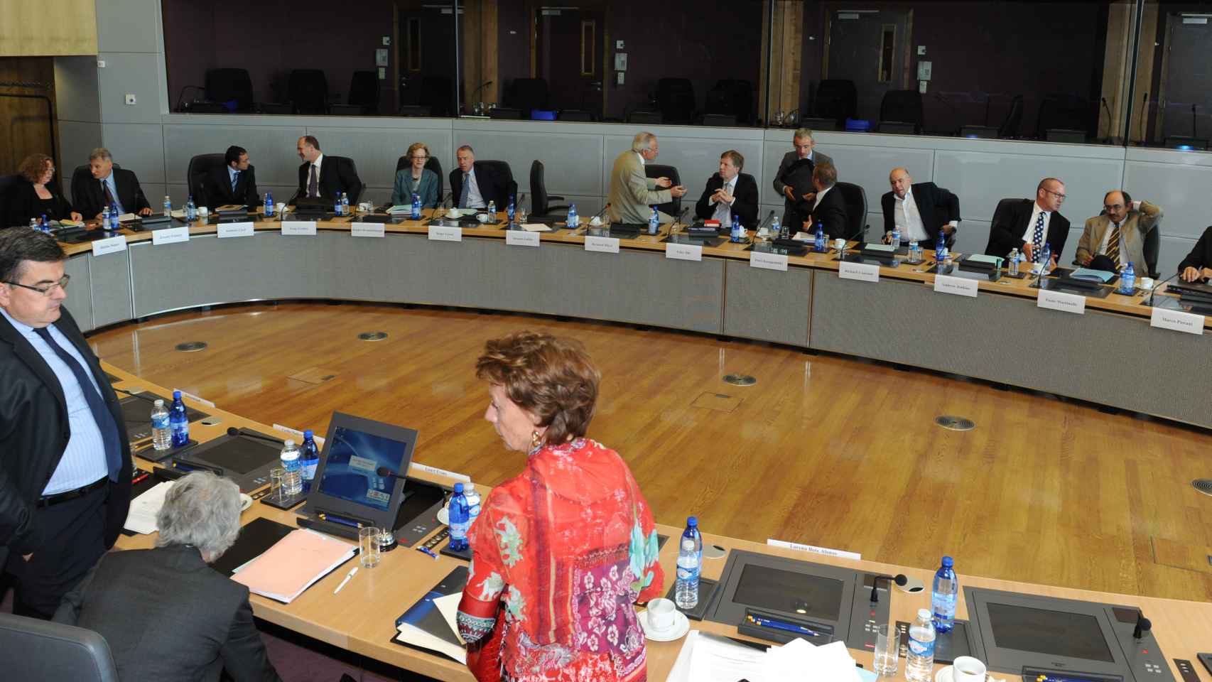 El eurofuncionario Cecilio Madero con la ex comisaria Neelie Kroes, en una foto de archivo