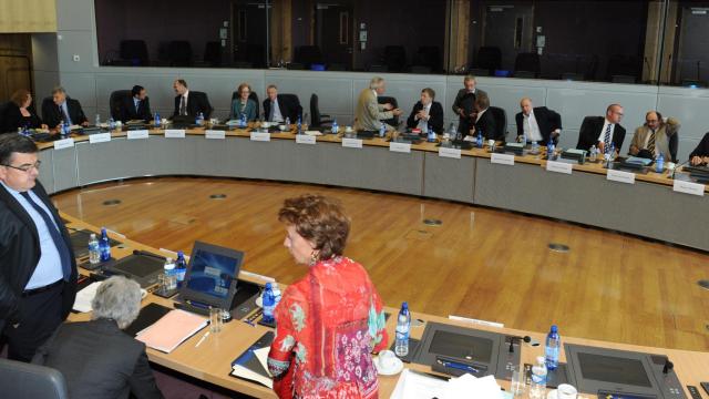 El eurofuncionario Cecilio Madero con la ex comisaria Neelie Kroes, en una foto de archivo