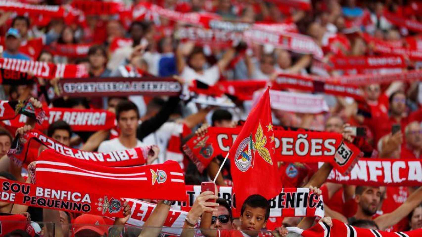 La afición del Benfica durante un partido en el Estadio Da Luz