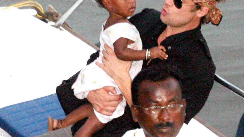 Brad Pitt luciendo el accesorio de moda.