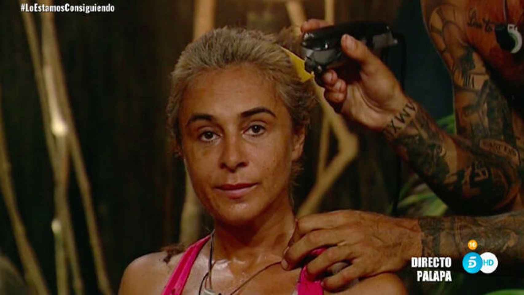 Ana María Aldón cortándose el pelo en 'Supervivientes'.