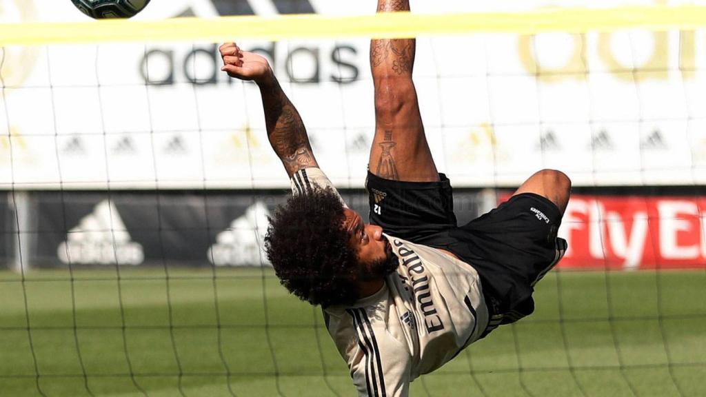 Marcelo, haciendo una chilena en el entrenamiento