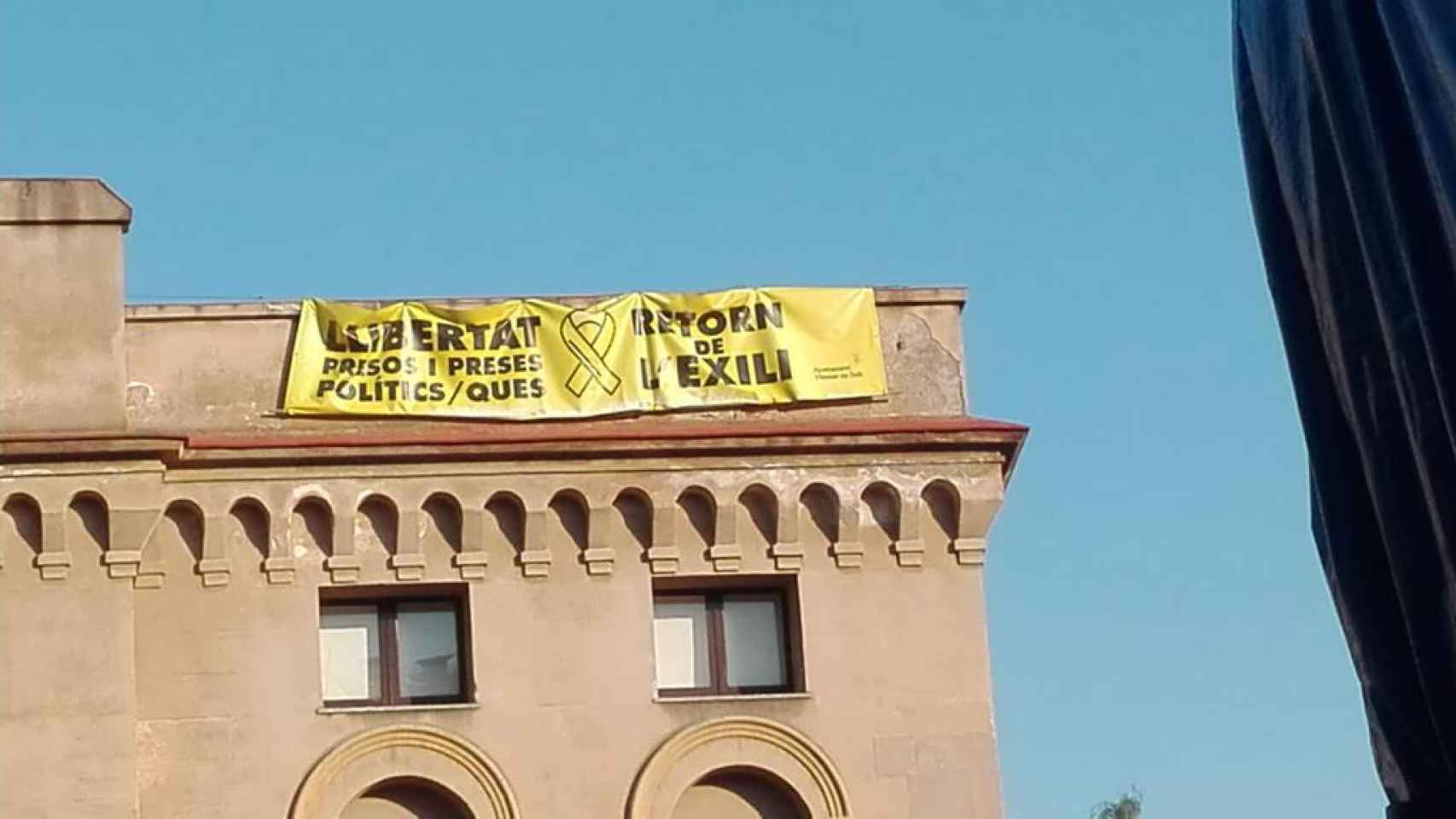 Pancarta en el Ayuntamiento de Vilassar a favor de los políticos condenados.
