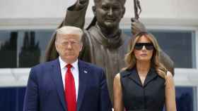 Donald y Melania Trump durante su visita de este martes.