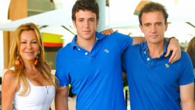 Álex Lequio junto a sus padres, Ana Obregón y Alessandro Lequio, el día que cumplía 18 años.