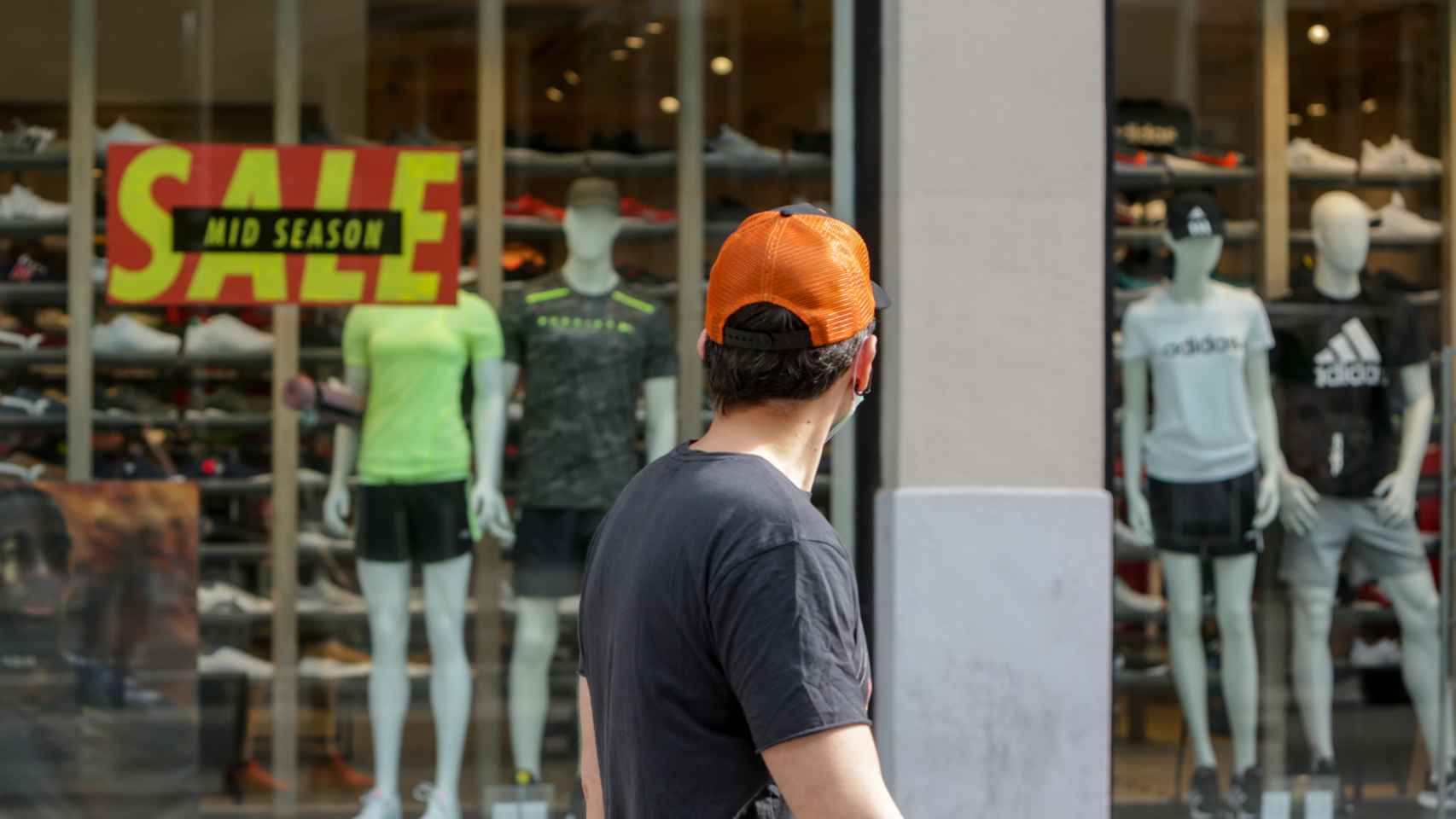 Un hombre mira el escaparate de una tienda abierta durante la fase 1 de la desescalada en Madrid.