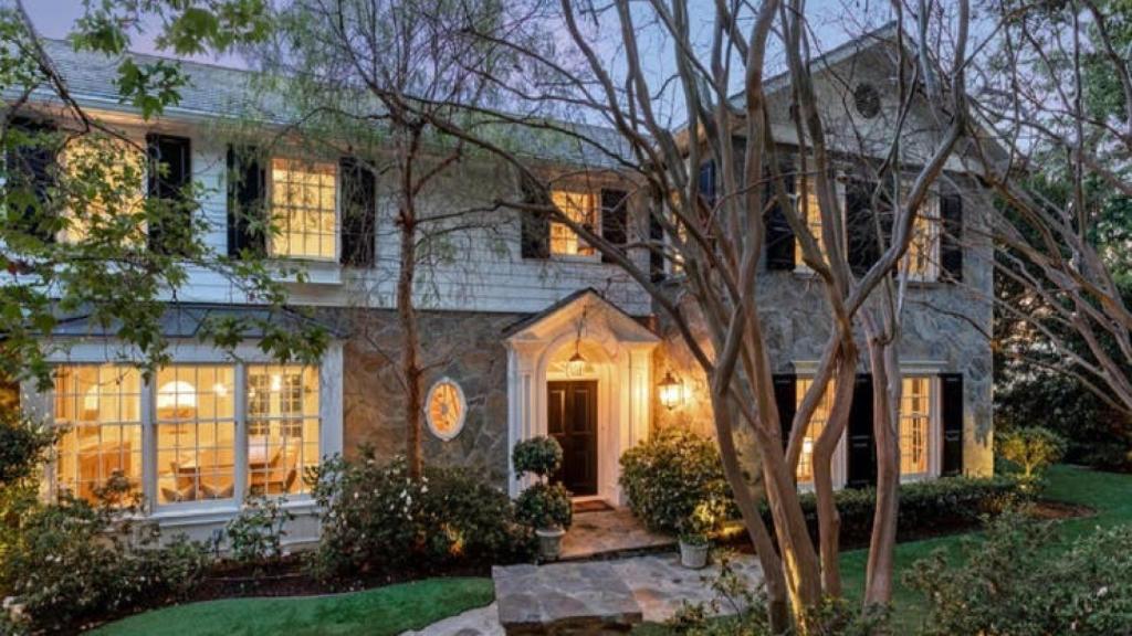 Detalle de la fachada de la casa que venden Ashton Kutcher y Mila Kunis.