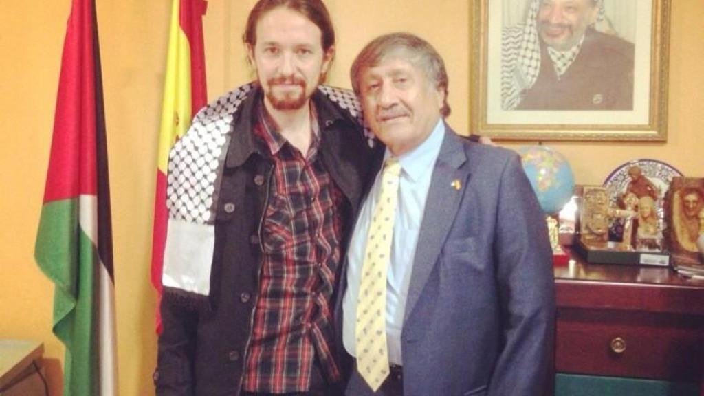 Pablo Iglesias junto al embajador de Palestina en España.