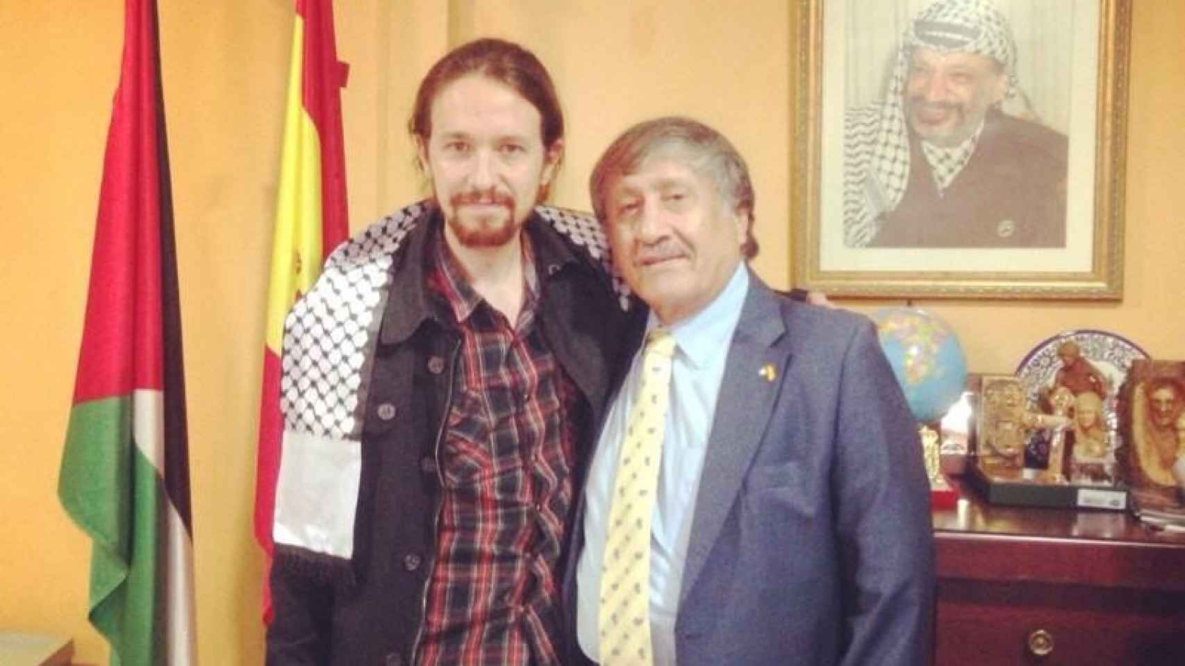 Pablo Iglesias junto al embajador de Palestina en España.