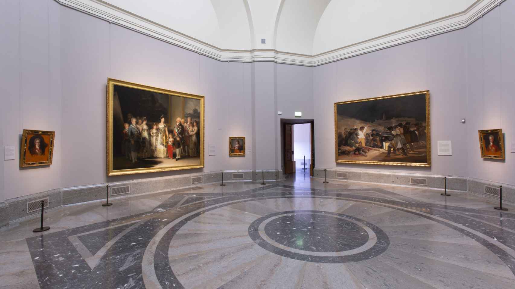 'La familia de Carlos IV' y 'Los fusilamientos', de Goya.