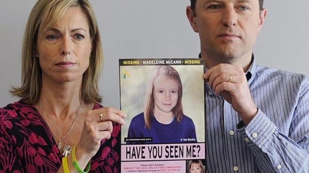 Kate y Gerry McCann junto a una imagen de su pequeña.