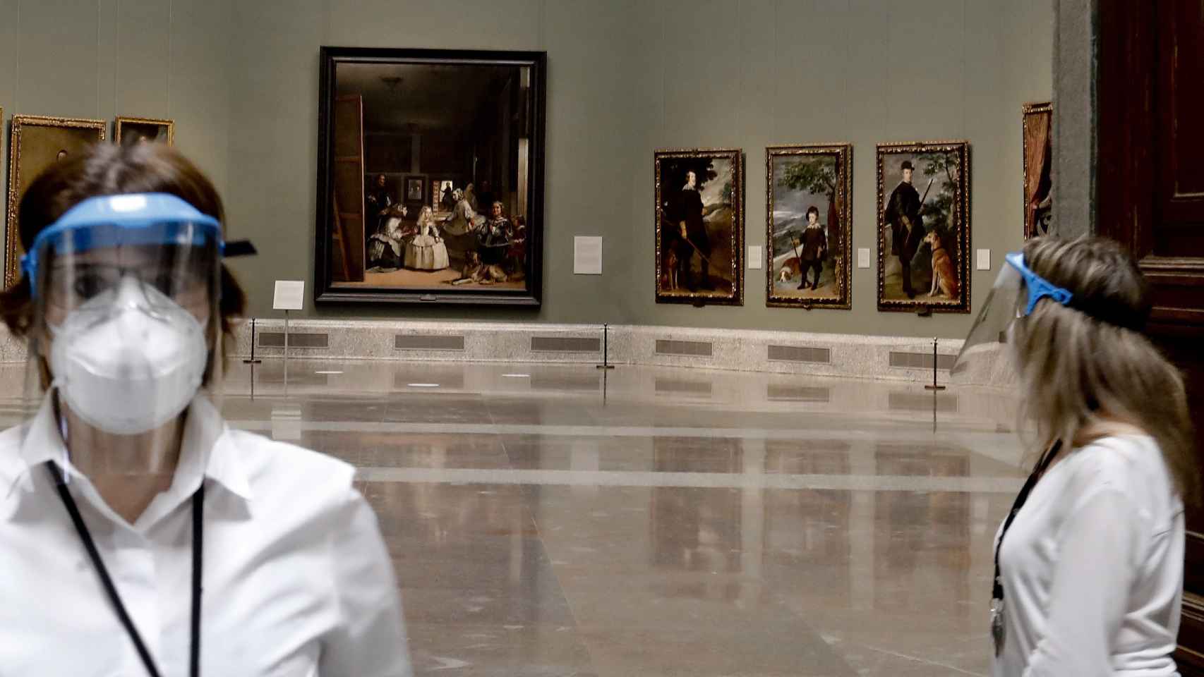 Dos empleadas del Museo del Prado en la sala dedicada a Velázquez.