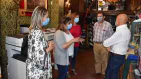 La alcaldesa de Talavera, Tita García Élez, ha visitado este miércoles a los comerciantes de la ciudad