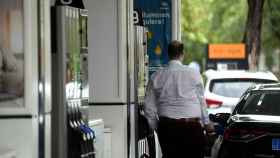 Un hombre echa gasolina a su coche en una gasolinera.