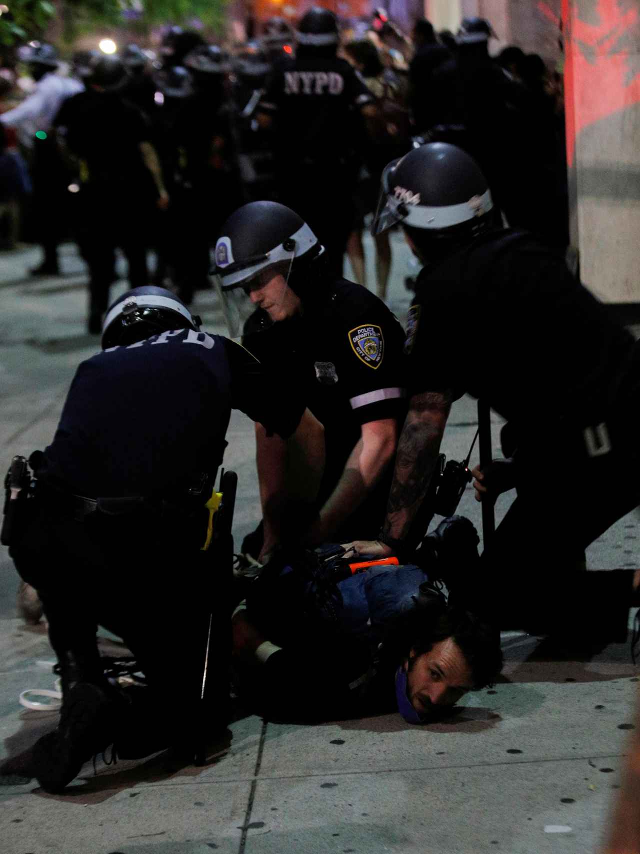 La Policía de Nueva York detiene a un manifestante.